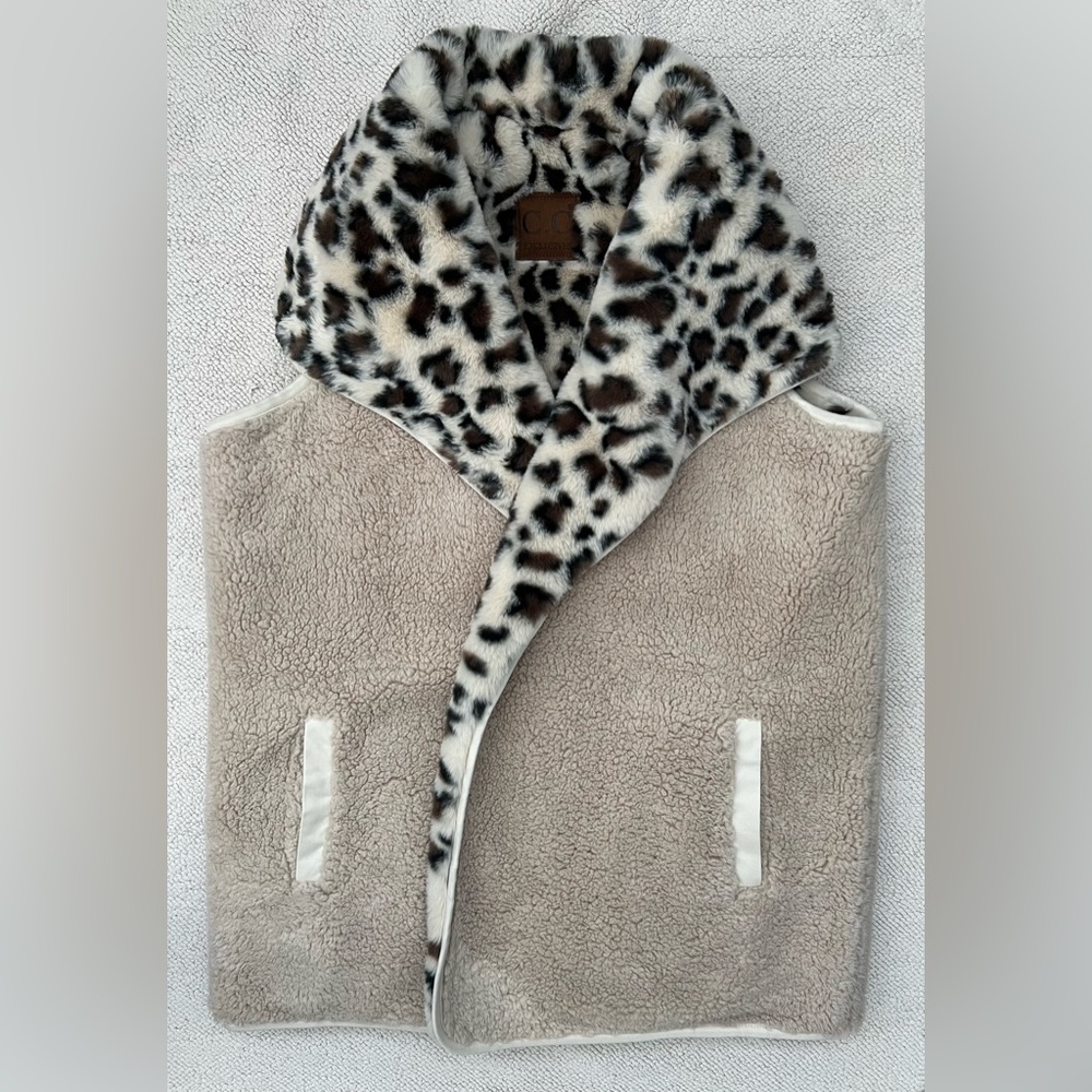 C.C.BEANIE REVERSIBLE LEOPARD PRINT
SHERPA/FAUX FUR VEST, size M - Picture 3 of 11